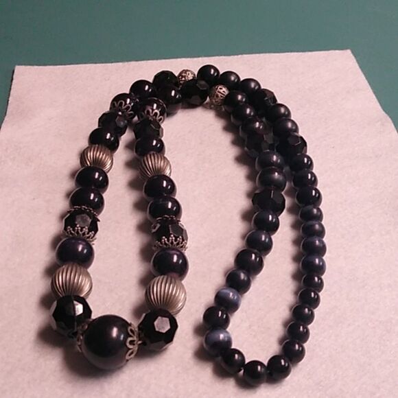 Elegant Black and Silver Graduated Beaded Necklace Grandmacore Cottagecore - Picture 7 of 7
